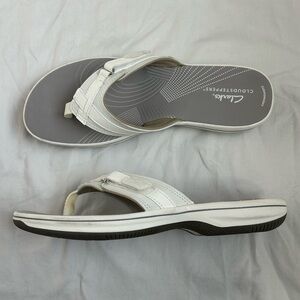 Clarks White and Gray Flip Flops